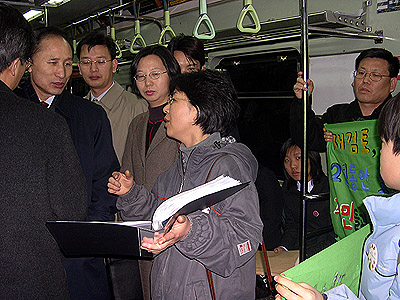 지하철 내에서 이명박 서울시장과 즉석 면담을 갖는 성미산 인근지역 주민들. 